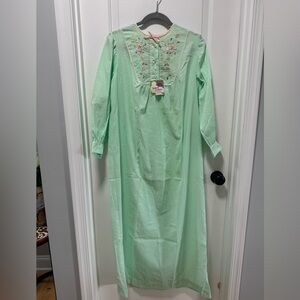 Vintage‎ Barbizon Twinkleaire Embroidered Nightgown NWT size Small Mint Green